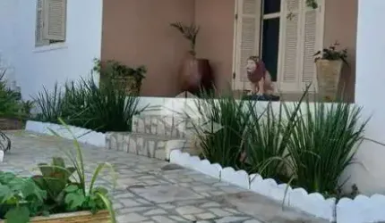 CASA DE TRES DORMITORIOS A VENDA