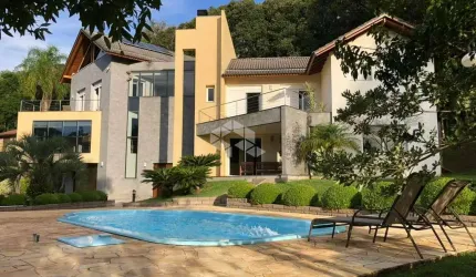 Casa em Condomínio com 4 quartos, sendo 3 suítes na Linha 40