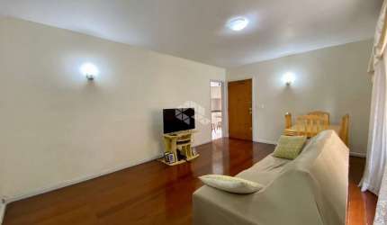Apartamento com 02 dormitórios e 01 vaga com 89m² no Menino Deus.