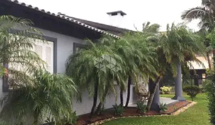 Casa de esquina com 03 dormitórios e 05 vagas com 180m²  na Praia de Xangri-Lá