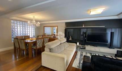 Casa com 04 dormitórios e 03 vagas com 230m² no bairro Nonoai