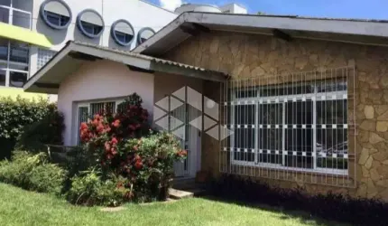 Casa para comprar no bairro Tristeza com 5 quartos (2 suítes)