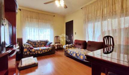 Casa em excelente localização em frente ao bourbon Ipiranga.