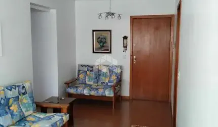 Apartamento de 2 dormitórios reformado com elevador, zelador e aceita pets.