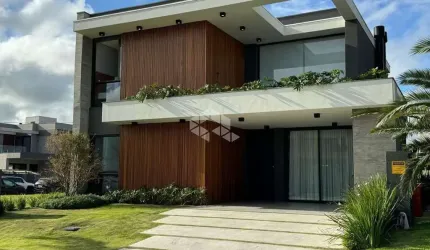 Casa à venda MOBILIADA E NOVA em Condomínio com 4 quartos/dormitórios/suítes, 2 vagas/box, em Xangri-lá/RS.