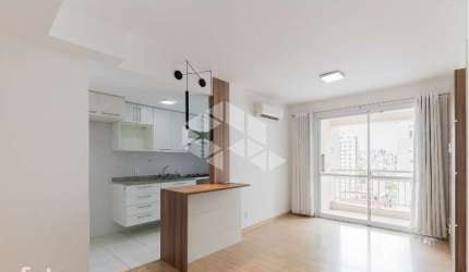 Apartamento semimobiliado em andar alto, 2 dormitórios, 1 suíte, living com 2 ambientes, sacada, 1 vaga