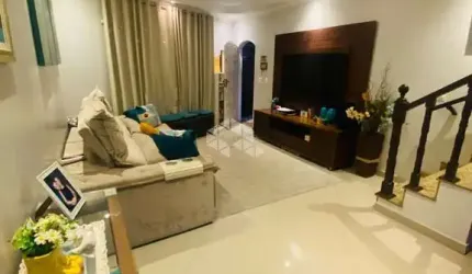 Sobrado 170m² a venda na Vila Carmosina conta com 3 dormitórios sendo 1 suíte e 2 vagas de garagem.