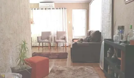 Casa ,2 dormitórios , patio ,churrasqueira, 4 vagas sendo 1 coberta, localizada no Jardim Carvalho em Porto Alegre.