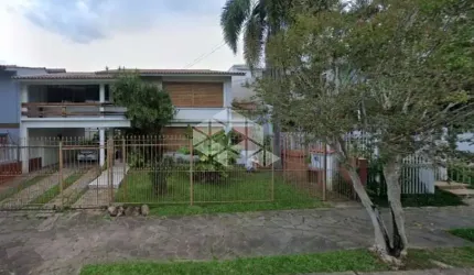 Ampla casa no Bairro Jardim Lindóia localizado na Avenida La Paz muito próximo ao Lindóia Tênis Clube. ao Clube