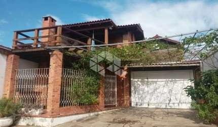 Casa ampla de frente para praça no bairro Santa Fé, em Porto Alegre.