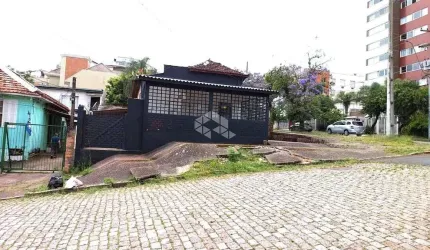 Casa com Ponto Comercial e Residência no Bairro Tristeza