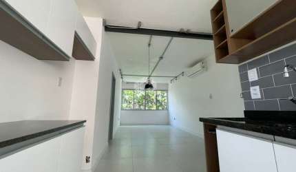Bairro Tristeza - Apartamento reformado com 2 dormitórios, closet, 2 banheiros, vaga de garagem coberta e escriturada