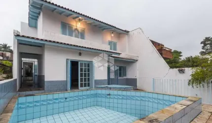 Casa 4 dormitórios com piscina, na divisa entre os bairros Tristeza e Vila Conceição, sendo um local calmo, seguro, pátio e vista para o Guaíba.