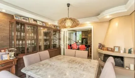 2 Ótimas Casas com acessos independentes, no coração do bairro Tristeza; o imóvel se destaca por espaços generosos.