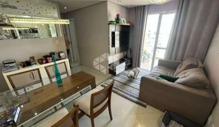 Apartamento de 2 dormitórios, 1 suíte, 1 vaga, armários planejados, em andar alto.