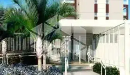 2 quartos, sendo 1 suíte, 2 banheiros e 2 vagas de garagem