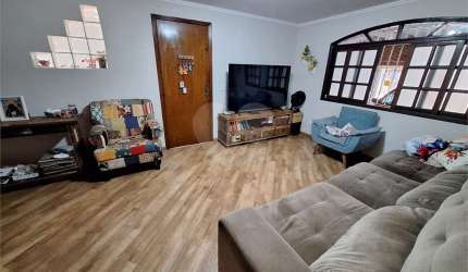 Sobrado à Venda no Jardim das Camélias: Espaço, Conforto e Vista Incrível!