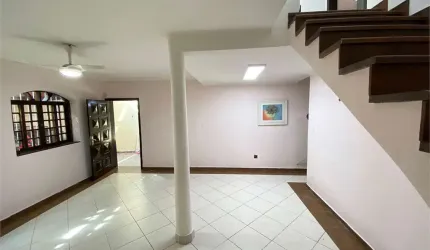 Bela casa arejada em Indianópolis, com edícula, 3 quartos e 3 vagas.