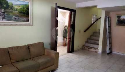 Casa com 3 Dormitórios e 2 vagas na Vila Guarani
