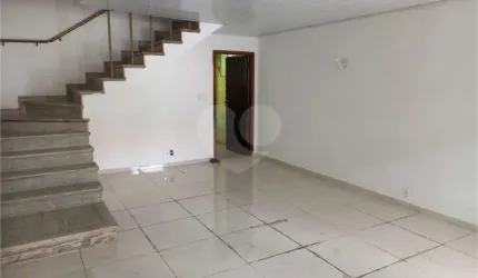 CASA COM 03 QUARTOS, 03 VAGAS AO LADO DO PARQUE DA INDEPENDÊNCIA