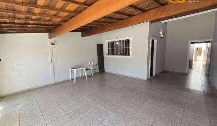 Casa com Suíte e Churrasqueira – 900m do Mar em Ótima Localização