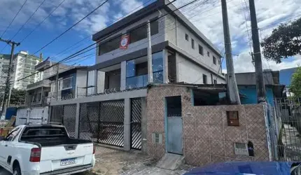 BELÍSSIMA CASA, AMPLA, À 700M DO MAR E FINO ACABAMENTO