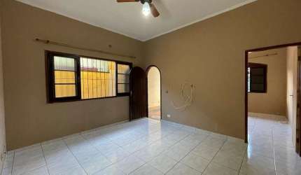 BELÍSSIMA CASA, AMPLA E À 800M DO MAR
