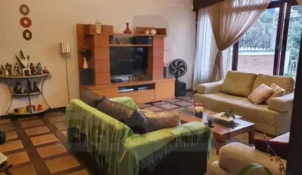 Sobrado amplo com três dormitórios e quatro vagas de garagem na Mooca