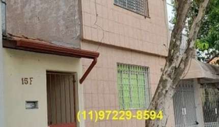 Terreno com casas antigas