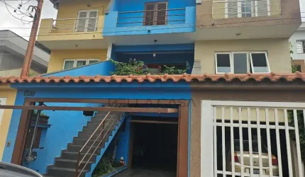 Casa assobradada - 143m² - 3 quartos, sala ampla, 3 vagas, churrasquera.