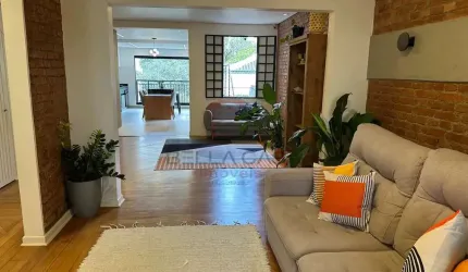 Casa com 4 quartos e quintal 100% reformada