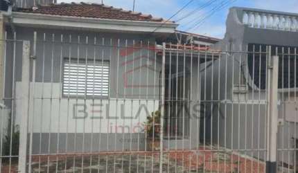 Casa térrea a venda no bairro da Mooca com 3 moradias e 2 vagas.