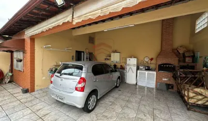 Casa térrea com 3 quartos (sendo 1 edícula) e 3 vagas garagem