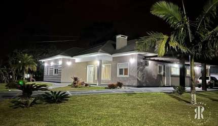 Linda casa de condomínio disponível no bairro Cruzeiro do Sul em Tramandaí/RS.