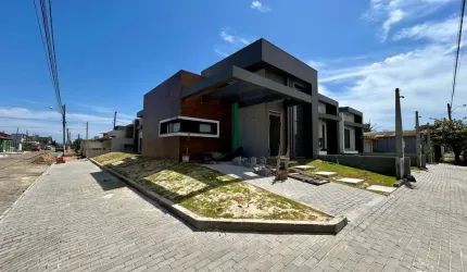 Casa de esquina a poucos metros da beira mar em Tramandaí