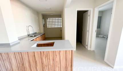 Apartamento para aluguel  reformado localizado na Av. Hercilio Luz. Lugar privilegiado.