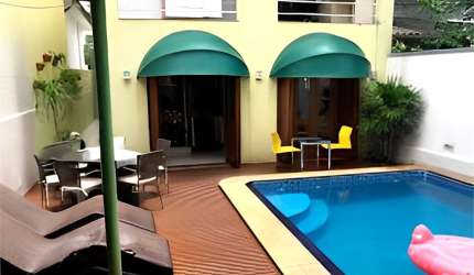 Rua fechada na Vila Mariana. Sobrado reformado com piscina