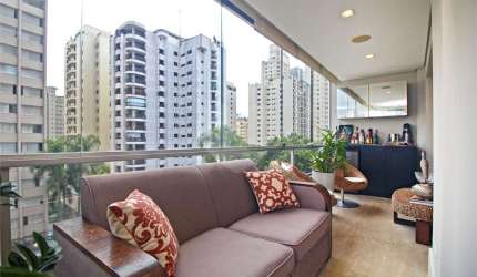 Reformado, 210m² de área útil, 4 dormitórios, sendo 3 suítes e 4 vagas de garagem!