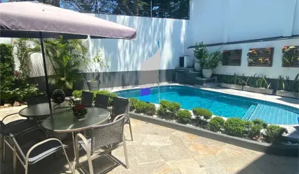 Casa reformada de esquina em estilo Mediterrâneo 5 dormitórios