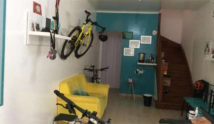 Sobrado em rua tranquila 2 dormitórios 2 vagas. Ótima oportunidade de investimento.