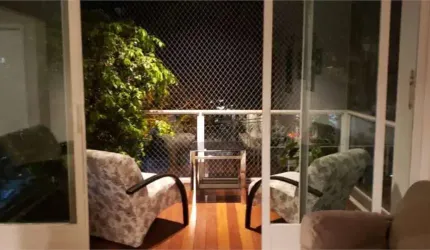 Imóvel em ótimo estado, com varanda maravilhosa, em uma das ruas mais sofisticadas de São Paulo.