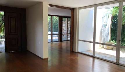 AMPLA CASA NO PACAEMBU COM SEIS VAGAS