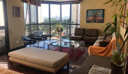 Vila Mariana, próximo ao Ibirapuera. Apartamento com 180 m², três suítes.