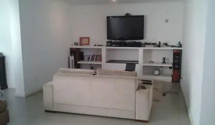 Casa   próximo    ao    Clube Pinheiros, Clube Hebraico e Shopping Iguatemi!!
