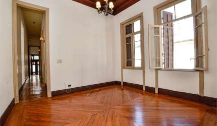 Casa comercial ou residencial à venda de 216 m² no Jardim Paulista com 5 quartos, sendo 1 suite.