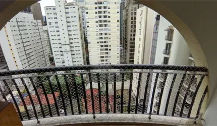 Apartamento Charmoso no Jardim Paulista próximo à Alameda Campinas, com terraço,reformado.