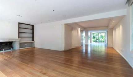 Casa com projeto charmoso, próxima ao Parque.