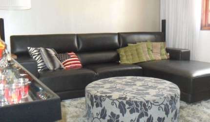 Maravilho sobrado com fino acabamento, 3 suítes, living amplo, sala de tv, quintal e churrasqueira.