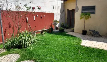 Casa térrea com muito quintal e portão automático !