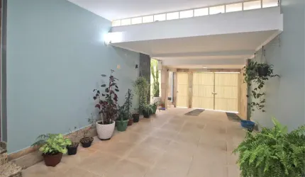 Sobrado isolado a venda no Planalto Paulista , em rua tranquila e arborizada.